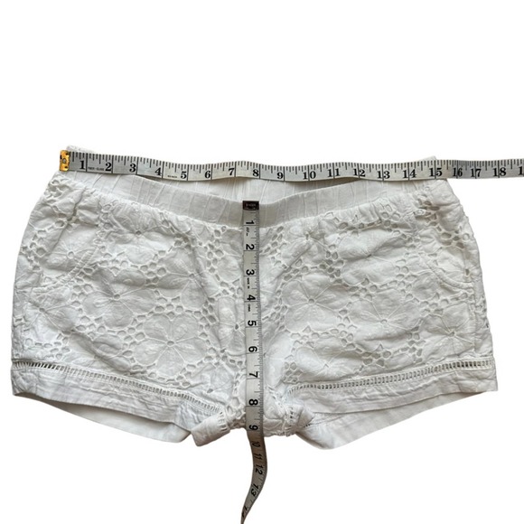 Lilly Pulitzer White Lace Floral Eyelet Shorts Size Medium - Picture 5 of 9